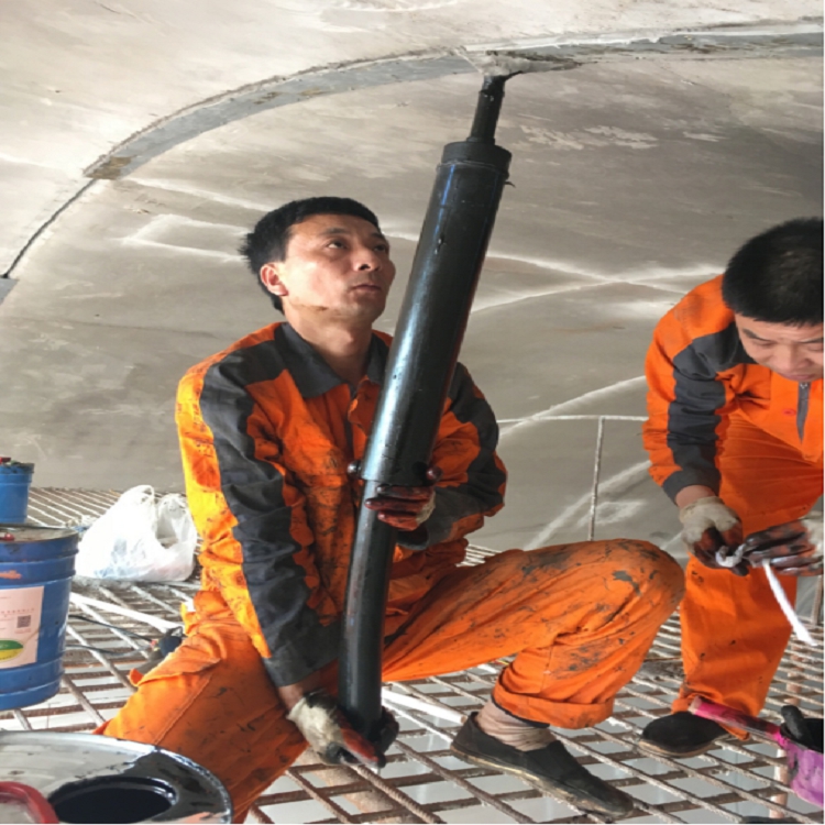 用膠槍對(duì)伸縮縫填充PTN材料